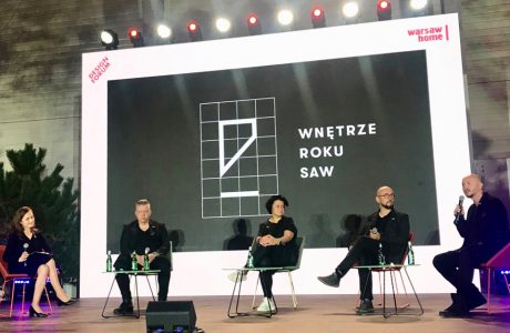 pięć osób na scenie na tle czarnego ekranu z biały logotypem Wnętrze Roku SAW