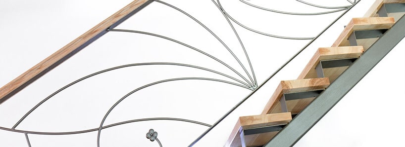 wzorzyste balustrady z aluminium oraz drewna