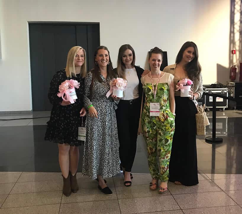 pięć kobiet pozujących do zdjęcia podczas See Bloggers 2019
