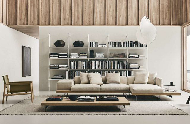 elegancka brązowa skórzana sofa Dock od B&B Italia w jasnym salonie na dużym dywanie