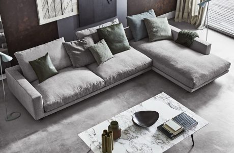 nowoczesny salon z dużą szarą sofą i niskim kamiennym stolikiem