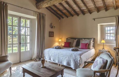 styl prowansalski w sypialni drewniany sufit duże drewniane okna