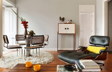 świetny salon vintage z retro fotelem obok retro stolika z krzesłami