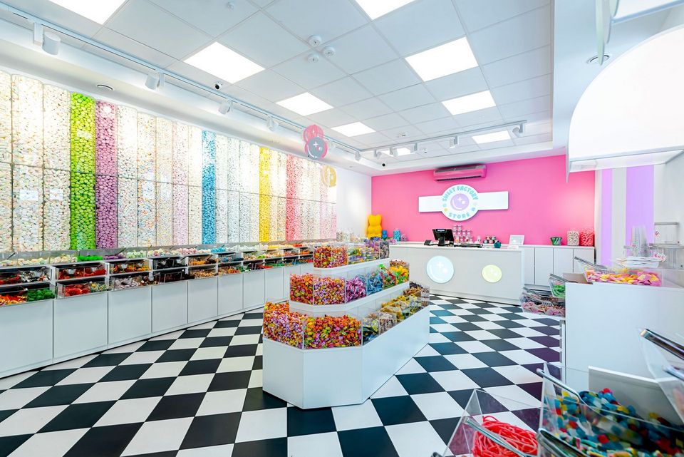 Cukierki aż po sufit - otwarto najbardziej kolorowy sklep na Piotrkowskiej w Łodzi
