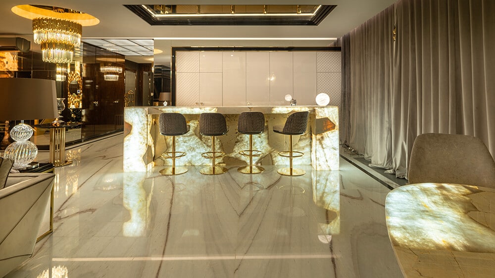 Światło i kamień w grze maksymalizmu: luksusowy apartament