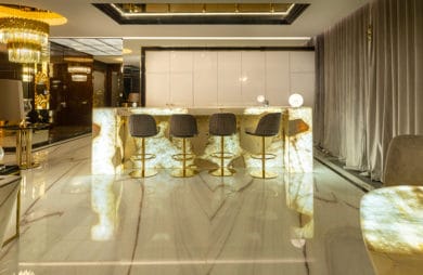 Światło i kamień w grze maksymalizmu: luksusowy apartament