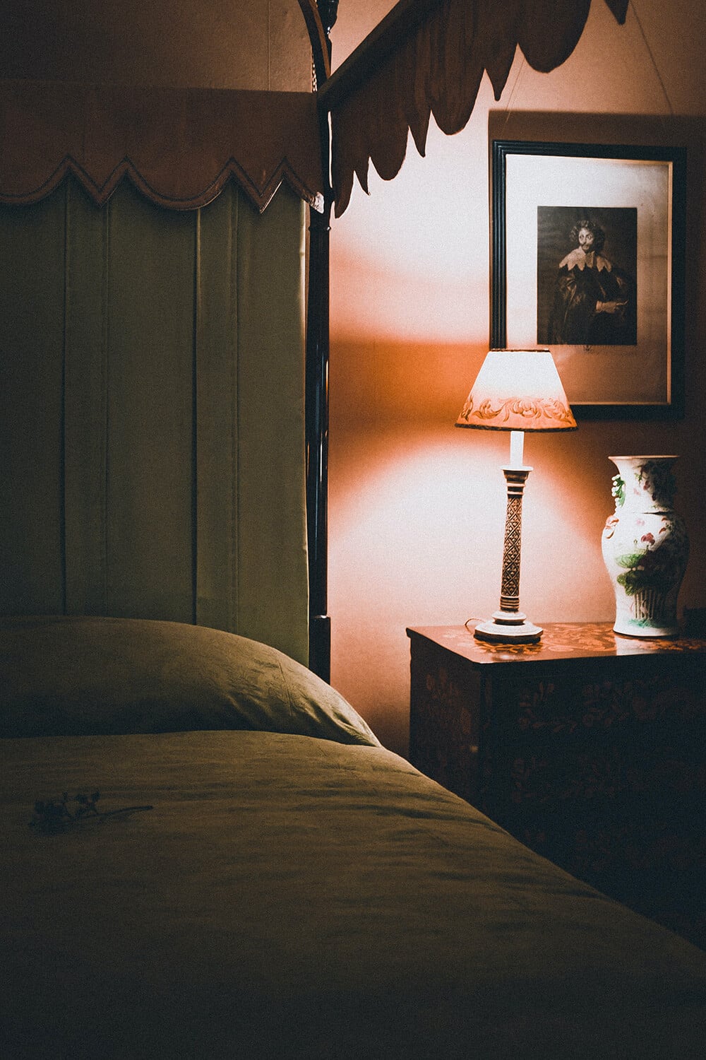 Butelkowa zieleń po zmroku: jak dobrać oświetlenie we wnętrzach sypialni?