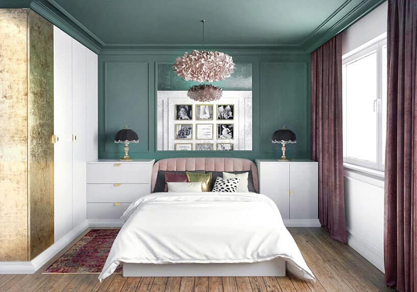 zielonkawa sypialnia z białym łóżkiem i szafkami