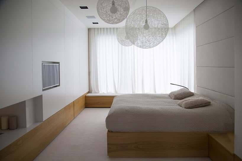 biała sypialnia z drewnianymi elementami