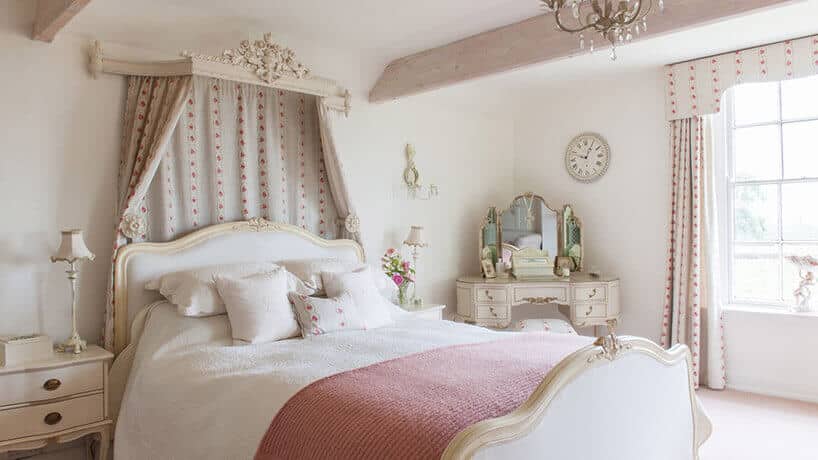 Szyk i romantyzm: sypialnia w stylu francuskim