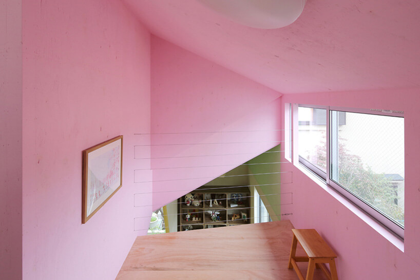 małe wnętrze z różowymi ścianami