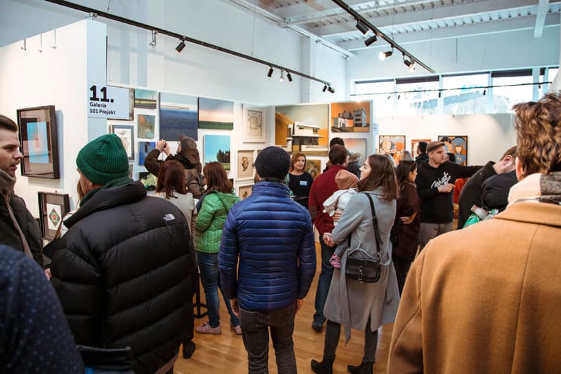 odwiedzający na Targach Sztuki Dostępnej 2019 oglądający ekspozycje