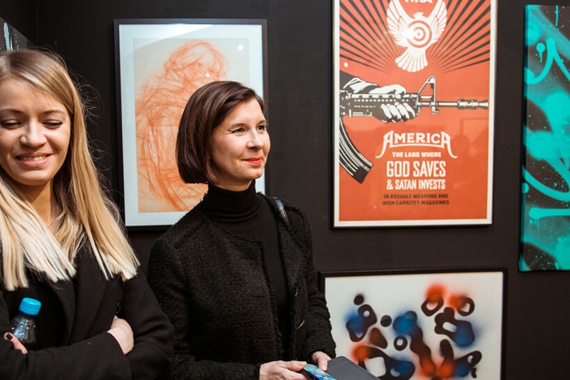 dwie osoby przy stoisku z plakatami na Targach Sztuki Dostępnej 2019