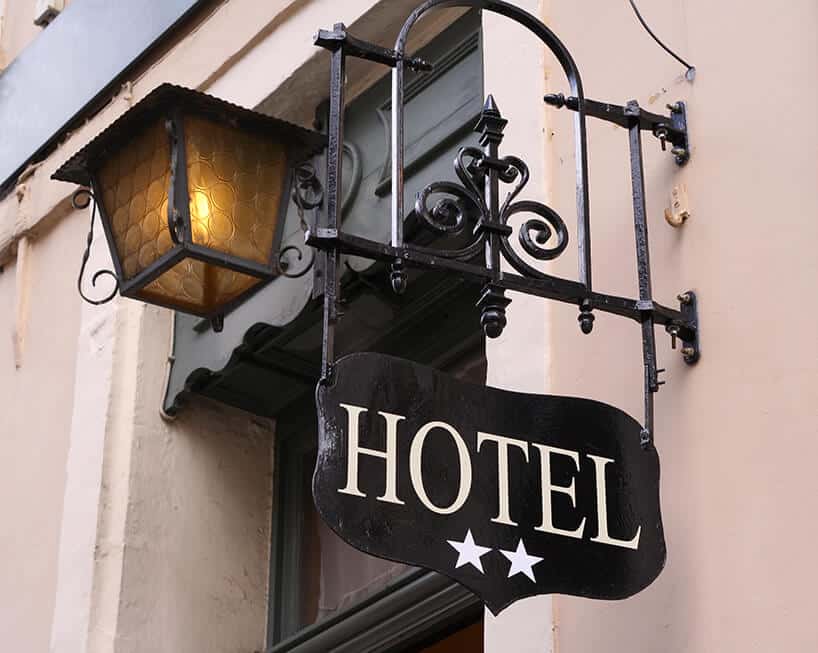 czarny szyld z napisem HOTEL nad dwoma białym gwiazdkami