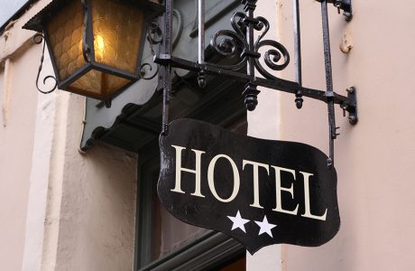 czarny szyld z napisem HOTEL nad dwoma białym gwiazdkami