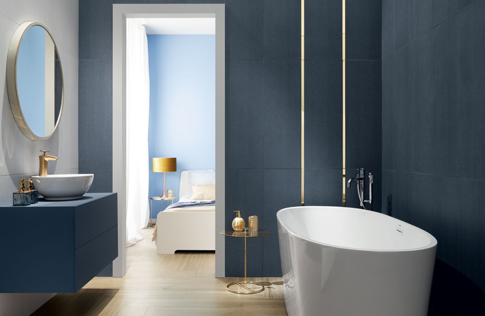 mała niebieska łazienka ze złotymi wykończeniami