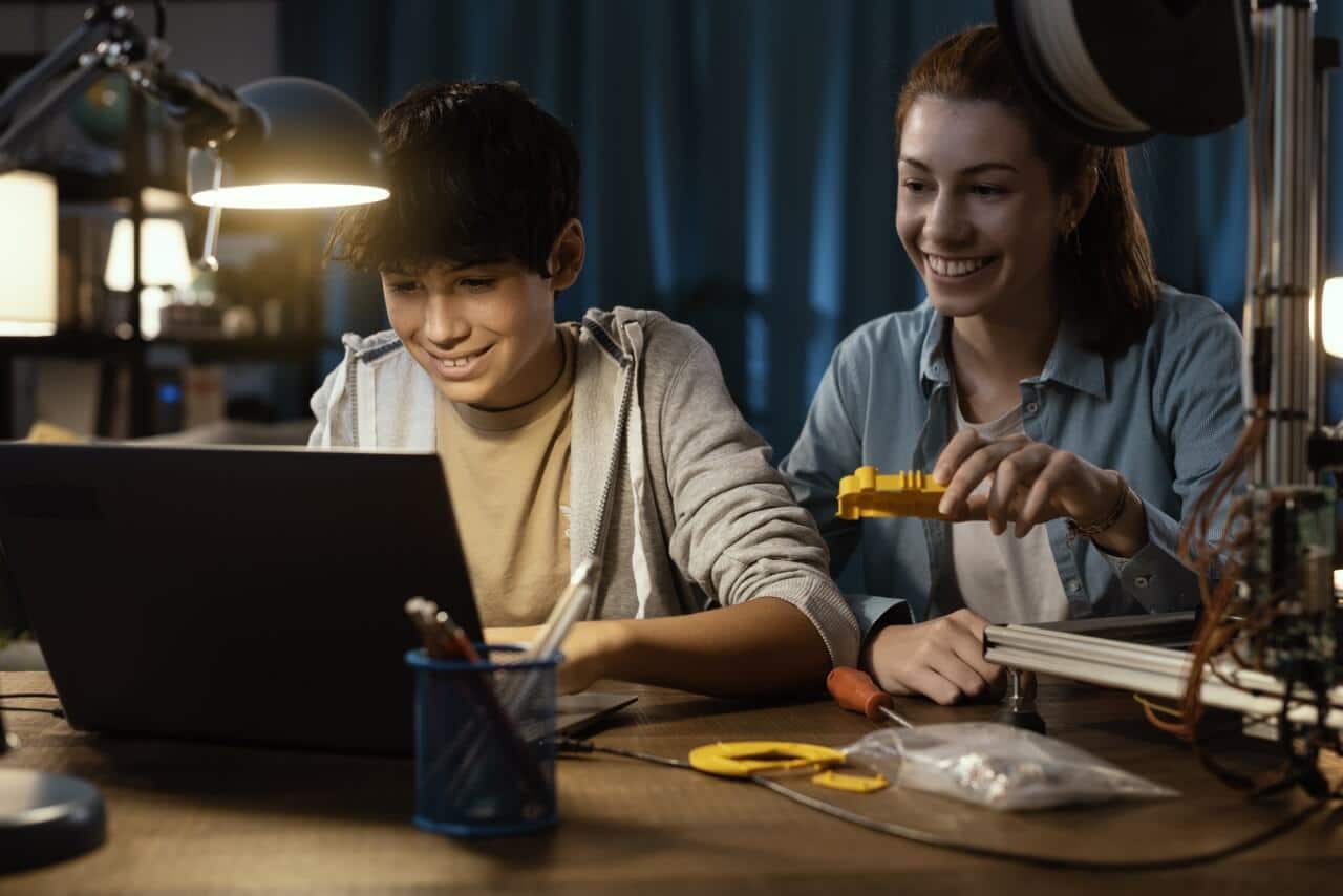 uczniowie przy komputerze podczas nauki