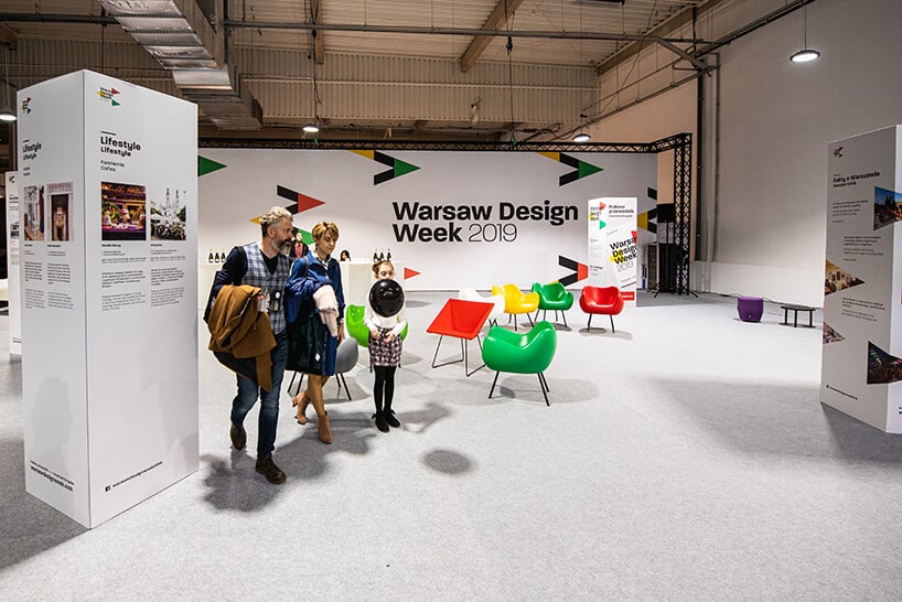 rodzina z dzieckiem podczas zwiedzania przestrzeni Warsaw Design Week 2019
