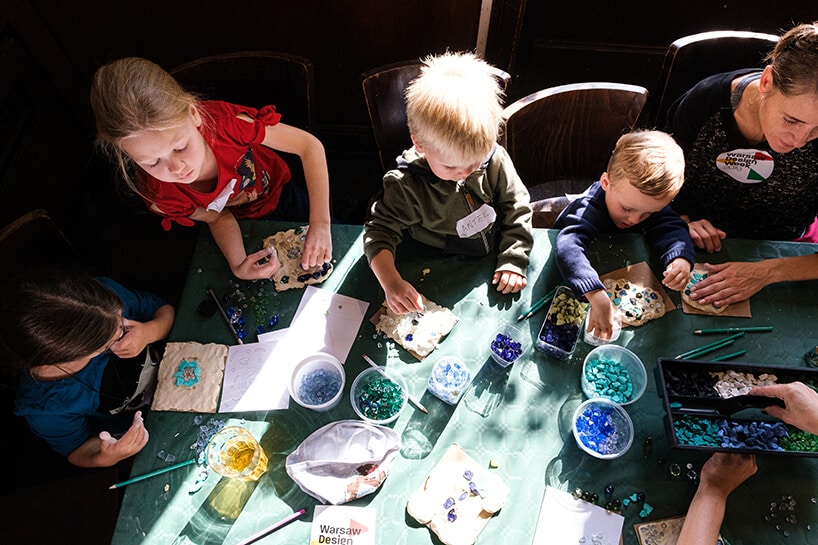 małe dzieci podczas przygotowania różnych ozdób podczas Warsaw Design Week 2019
