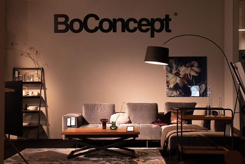 stoisko z sofą, stolikiem, szafką i fotelem BoConcept na WH 2018