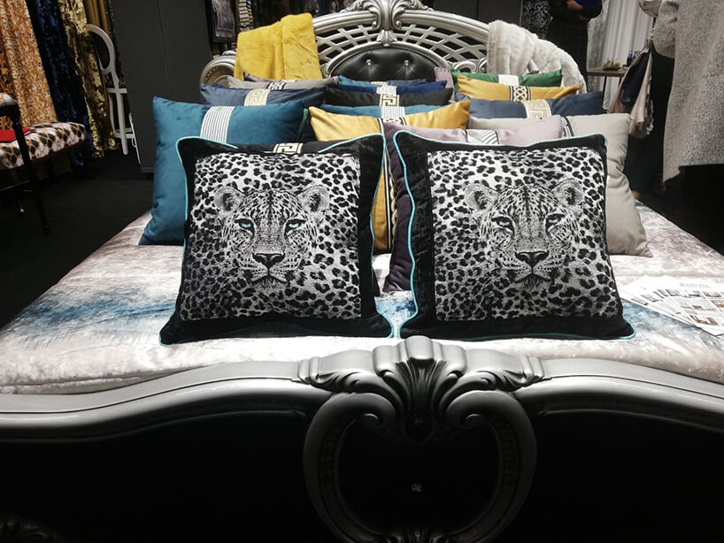 dużo łóżko udekorowane eleganckimi poduszkami na stoisku RAD-POL podczas Warsaw Home 2019