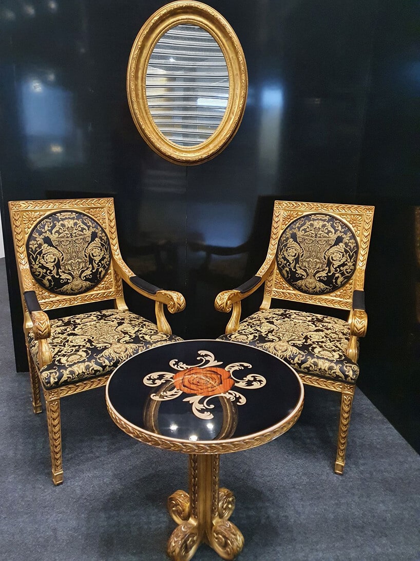 złote krzesła ze zdobieniami