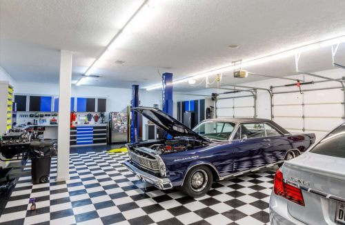 garaż z fioletowym samochodem