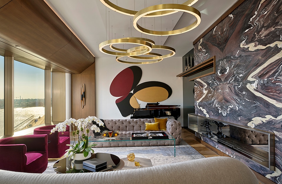 elegancki salon z wzorzystą ścianą i wyjątkowymi złotymi lampami w kształcie nachodzących okręgów