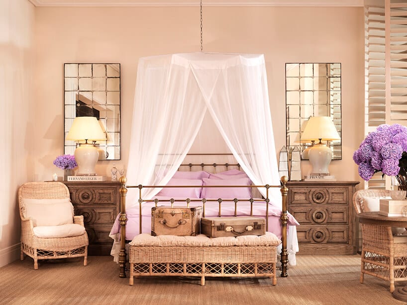 wnętrze w stylu hygge duże metalowe łóżko z baldachimem wikonowym krzesłem i ławką dwie wysokim szafkami przy łóżku