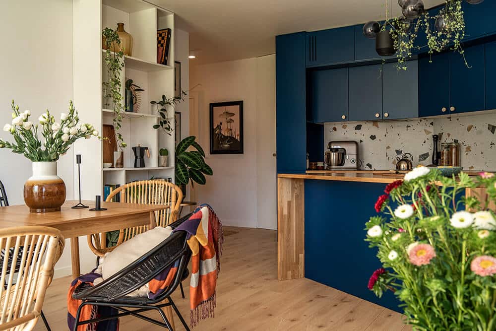 Od niebieskiej kuchni w nietypowej wnęce po sztukę i rośliny: mieszkanie we Wrocławiu
