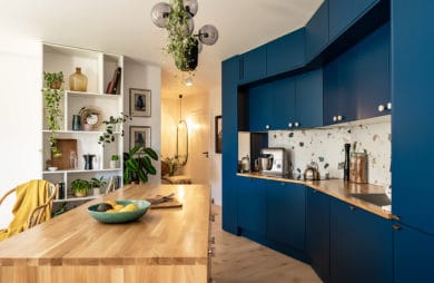 Od niebieskiej kuchni w nietypowej wnęce po sztukę i rośliny: mieszkanie we Wrocławiu