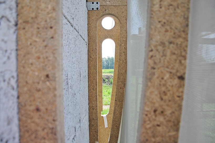 Wormhouse Dom robak projektu Piotra Kuczia zdjęcie elementu dystansującego siatkę od ściany domu