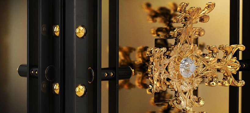 złota koronka na zamknięciu drzwi sejfu