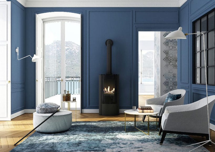 czarny wolnostojący kominek w salonie z niebieskimi ścianami