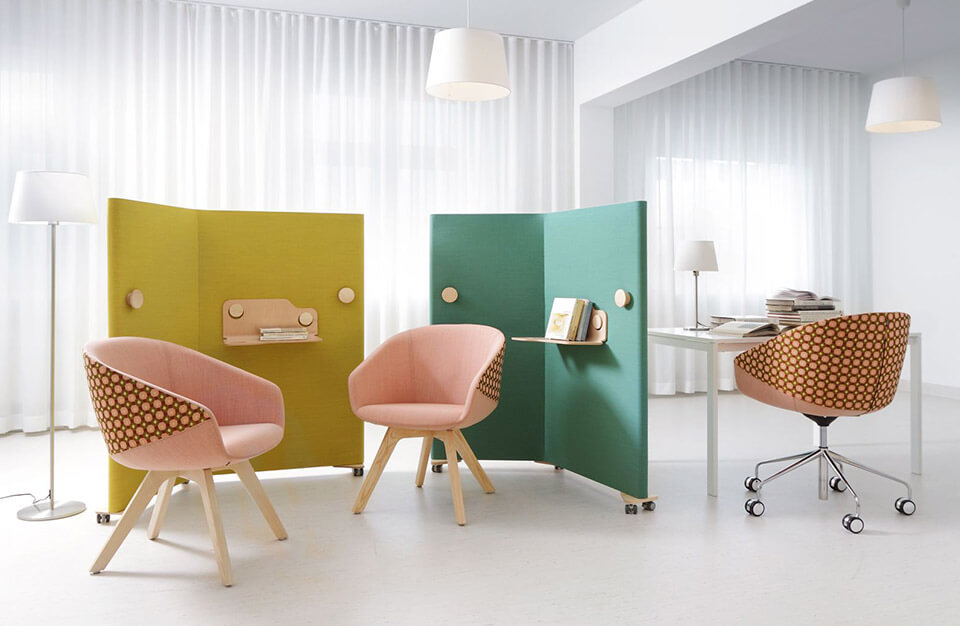 Ciche biuro i kolorowe ściany akustyczne: moc koloru, siła spokoju, kontrola nad burzą… mózgów