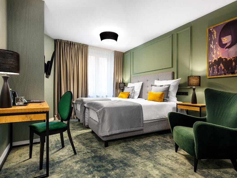 Wawel Queen pokój hotelowy z łóżkiem i zielonymi ścianami