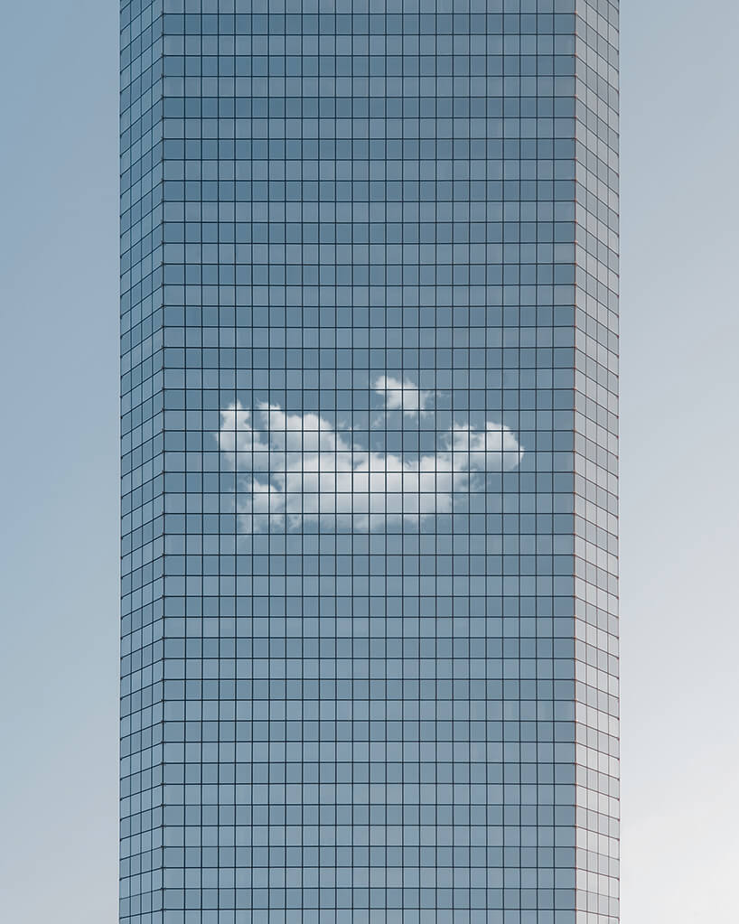 szklany wieżowce z odbiciem chmury
