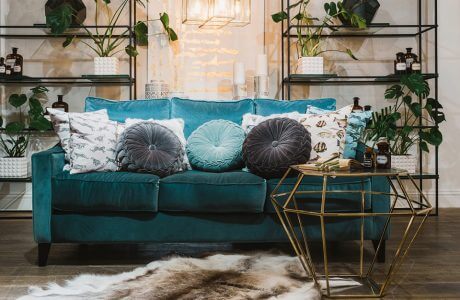 seledynowa sofa z okrągłymi poduszkami