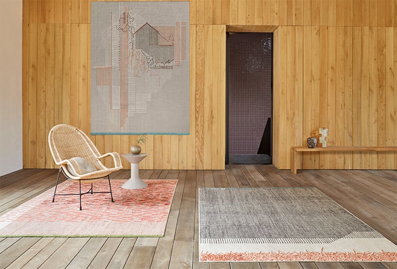 dwa dywany w pokoju w drewnianą ścianą