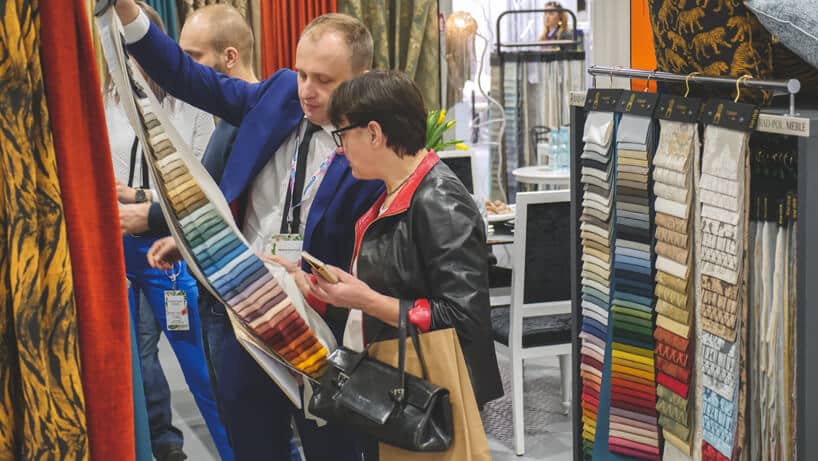 kobieta i mężczyzna podczas oglądania próbek materiału