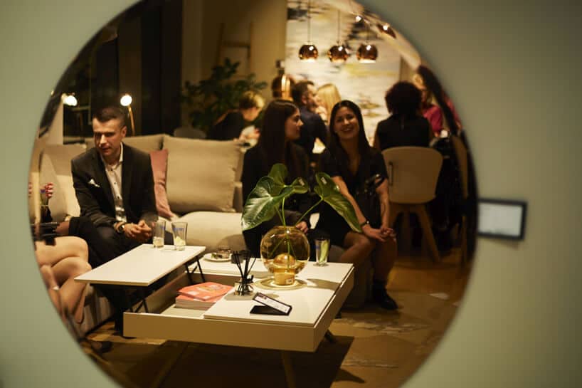 goście 20-lecia BoConcept w Polsce uchwyceniu w lustrze