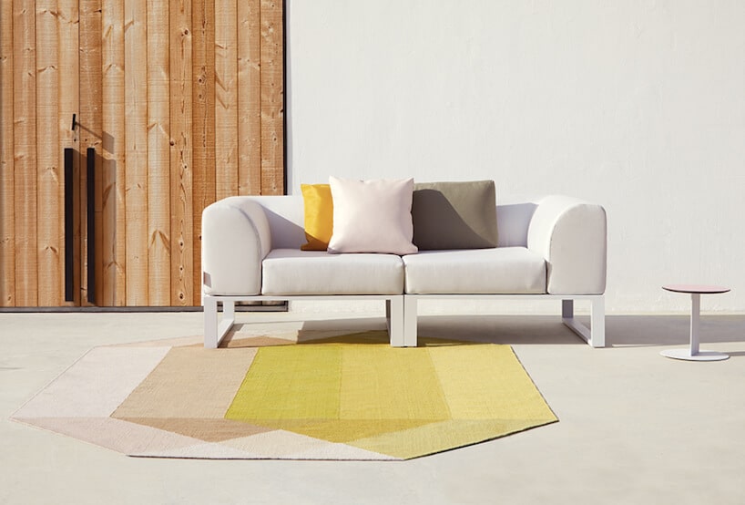 żółto szary dywan oraz szara sofa