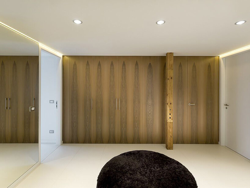 drewniany korytarz z lustarmi