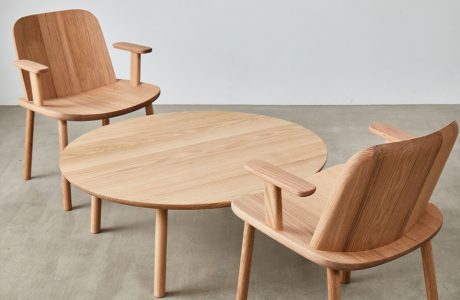 dwa całkowicie drewniane fotele przy niskim okrągłym stoliku
