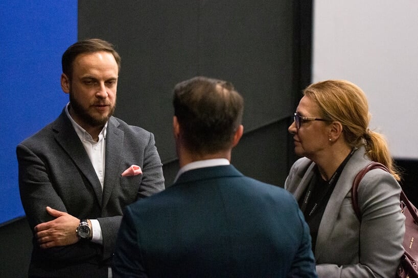 kobieta i dwóch mężczyzn podczas rozmowy