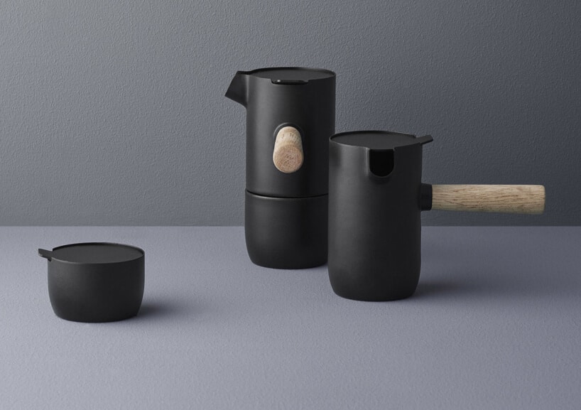elegancka ciemna kawiarka Collar od Stelton na szarym blacie