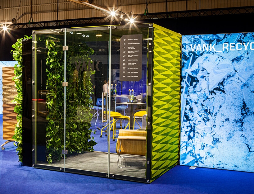 zielony box akustyczny VANK_WALL_JUNGLE z zieloną ścianą w środku