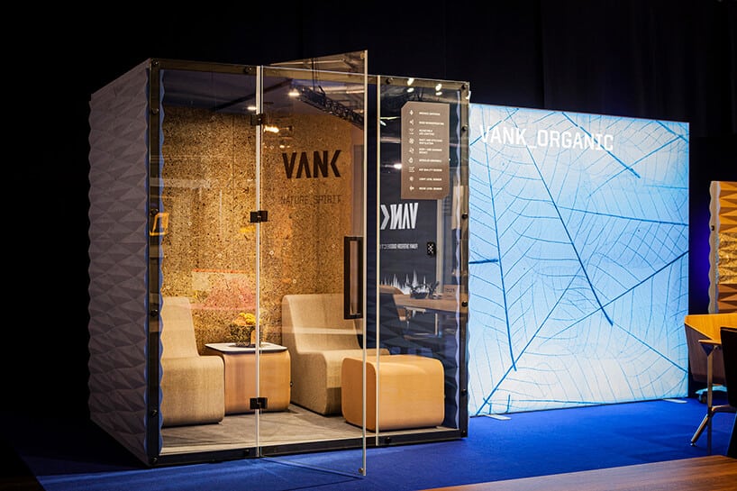 brązowy box akustyczny VANK_WALL_ORGANIC z korkowym wnętrzem dwoma krzesłami pufa i małym stolikiem podczas Warsaw Home 2019