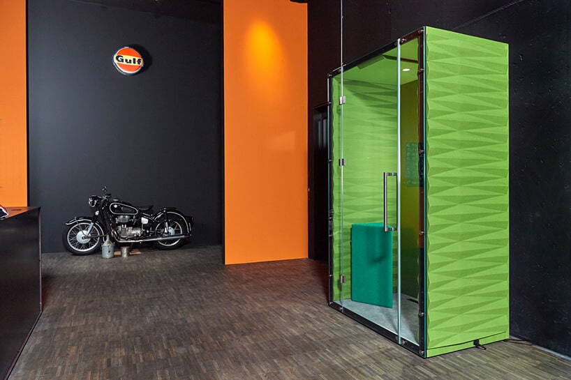 zielony box akustyczny na tle czarnej ściany obok zabytkowego motocyklaVANK_WALL BOX