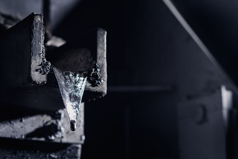 sączące się płynne aluminium